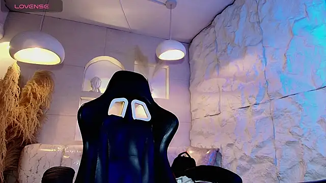 Snapshot of Moon_Red_r chatting on July 2026 07:42:01 PM Moon Red r online show from July 2026 07:42:01 PM