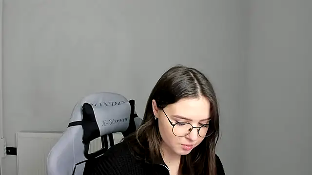 Snapshot of Regina_cute_ chatting on April 2026 06:49:01 AM Regina cute online show from April 2026 06:49:01 AM