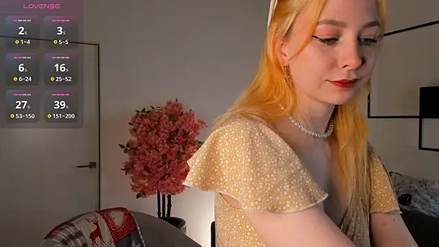 Snapshot of TwinkleFox chatting on April 2026 02:20:01 AM TwinkleFox online show from April 2026 02:20:01 AM
