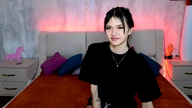 Snapshot of Holly_Beck chatting on June 2026 02:01:01 AM Holly Beck online show from June 2026 02:01:01 AM
