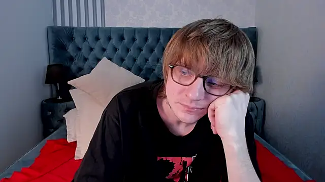 Snapshot of TaylerBev chatting on April 2026 07:09:01 AM TaylerBev online show from April 2026 07:09:01 AM