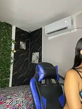 Snapshot of ValentinaLux_Oficiall chatting on June 2026 06:27:01 PM ValentinaLux Oficiall online show from June 2026 06:27:01 PM