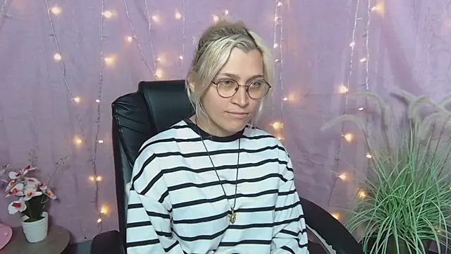 Snapshot of RubyDaviss chatting on May 2026 08:10:02 AM RubyDaviss online show from May 2026 08:10:02 AM