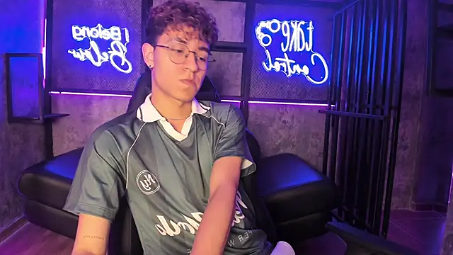 Snapshot of AngeloBellini chatting on April 2026 01:31:02 PM AngeloBellini online show from April 2026 01:31:02 PM