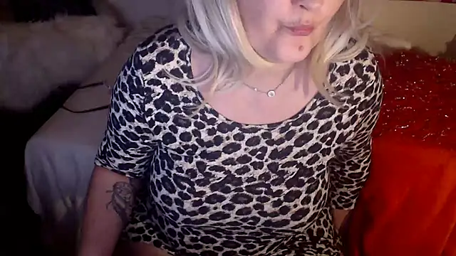 Snapshot of Divineblond chatting on March 2025 01:37:02 AM Divineblond online show from March 2025 01:37:02 AM