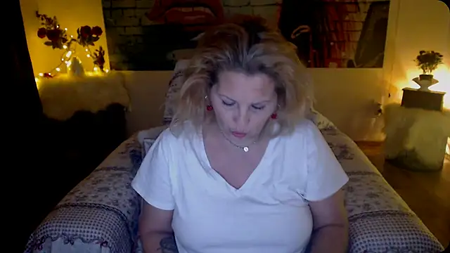Snapshot of Divineblond chatting on March 2025 11:21:02 PM Divineblond online show from March 2025 11:21:02 PM