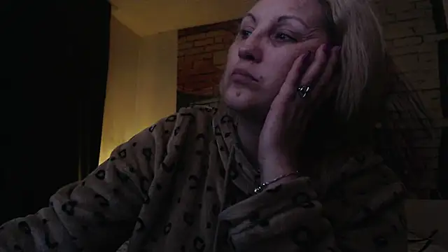 Snapshot of Divineblond chatting on March 2025 02:27:01 AM Divineblond online show from March 2025 02:27:01 AM