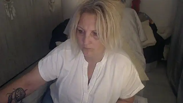 Divineblond online show from April 2026 07:32:01 PM