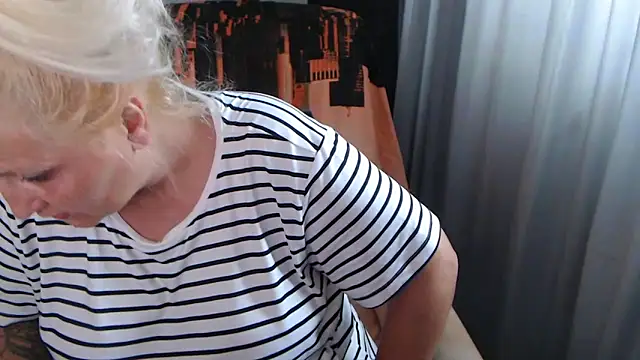 Snapshot of Divineblond chatting on June 2026 01:41:02 PM Divineblond online show from June 2026 01:41:02 PM