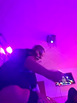 Snapshot of KingaCookies chatting on April 2026 12:08:01 AM KingaCookies online show from April 2026 12:08:01 AM