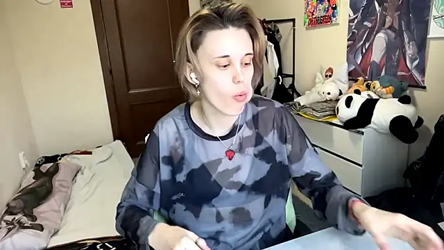 Snapshot of Queen_moments_ chatting on April 2026 10:14:02 AM Queen moments online show from April 2026 10:14:02 AM