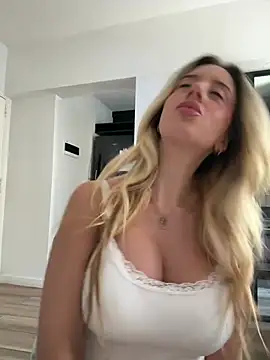 Snapshot of lulov chatting on April 2026 06:43:01 PM lulov online show from April 2026 06:43:01 PM