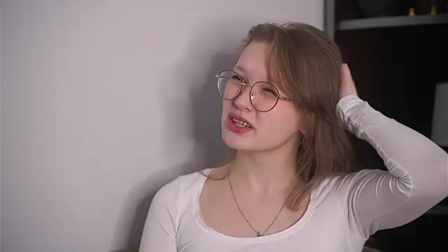 Snapshot of MarisaPuent chatting on April 2026 04:37:01 AM MarisaPuent online show from April 2026 04:37:01 AM