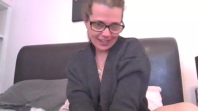 Snapshot of Mayra_small chatting on April 2026 08:18:01 AM Mayra small online show from April 2026 08:18:01 AM