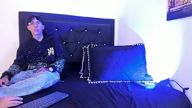 Snapshot of DANILO_SMIT chatting on April 2026 08:22:01 PM DANILO SMIT online show from April 2026 08:22:01 PM