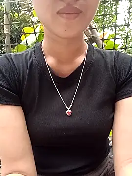 Snapshot of Rosie_LoveUU chatting on April 2026 11:40:02 PM Rosie LoveUU online show from April 2026 11:40:02 PM