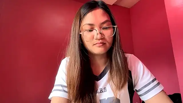 Snapshot of AliseSchiller chatting on April 2026 06:05:02 AM AliseSchiller online show from April 2026 06:05:02 AM