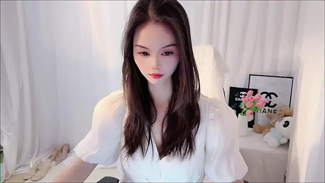 Snapshot of Ella-001 chatting on April 2026 09:13:01 AM Ella-001 online show from April 2026 09:13:01 AM