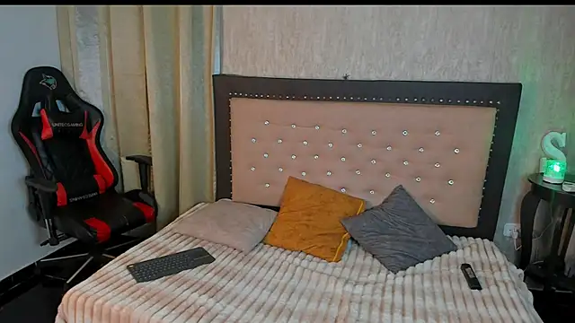 Zoedeleon online show from June 2026 07:24:01 PM
