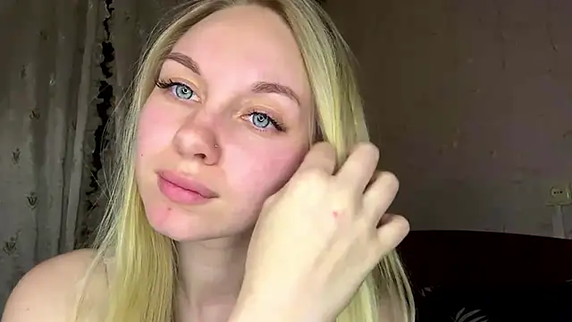 Snapshot of MaEmma chatting on April 2026 08:22:01 PM MaEmma online show from April 2026 08:22:01 PM