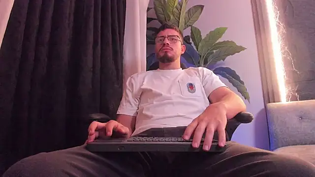 Snapshot of chris_gold_ chatting on April 2026 08:11:01 PM chris gold online show from April 2026 08:11:01 PM