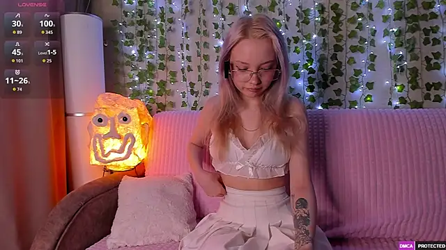 Snapshot of _CloudNine_ chatting on April 2026 02:09:02 AM CloudNine online show from April 2026 02:09:02 AM