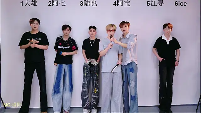 Snapshot of JH-110 chatting on April 2026 12:14:01 PM JH-110 online show from April 2026 12:14:01 PM