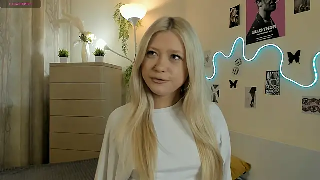 Snapshot of MidnightPoise chatting on April 2026 06:11:02 AM MidnightPoise online show from April 2026 06:11:02 AM