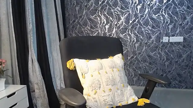 Snapshot of Binni_love2 chatting on April 2026 06:43:02 PM Binni love2 online show from April 2026 06:43:02 PM