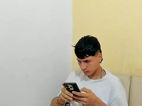 Snapshot of jhon-bom chatting on April 2026 01:59:01 PM jhon-bom online show from April 2026 01:59:01 PM
