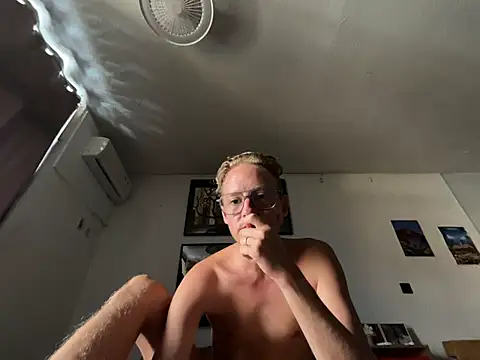 Snapshot of BlondieVelvet chatting on May 2026 11:20:01 PM BlondieVelvet online show from May 2026 11:20:01 PM