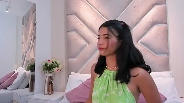 Snapshot of Hannah_Quenn_ chatting on April 2026 09:24:01 PM Hannah Quenn online show from April 2026 09:24:01 PM