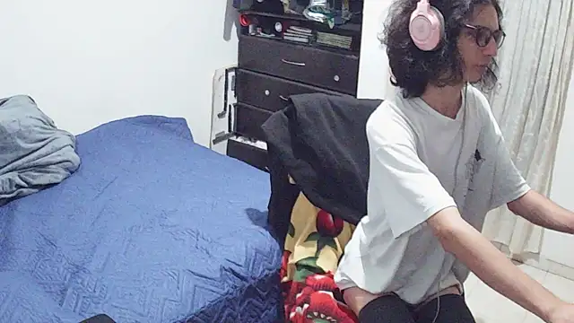 Snapshot of hxxyro1 chatting on April 2026 04:06:01 AM hxxyro1 online show from April 2026 04:06:01 AM