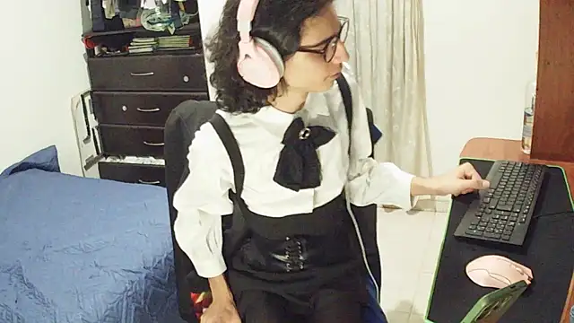 Snapshot of hxxyro1 chatting on April 2026 03:35:02 AM hxxyro1 online show from April 2026 03:35:02 AM