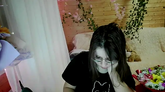 Snapshot of SummerAlexa chatting on April 2026 07:33:02 PM SummerAlexa online show from April 2026 07:33:02 PM