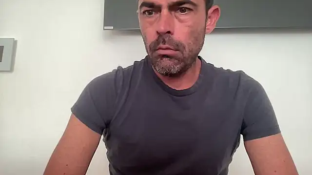 Snapshot of Riccardo86xx chatting on April 2026 07:39:01 AM Riccardo86xx online show from April 2026 07:39:01 AM