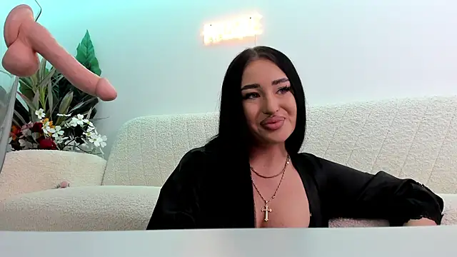 Snapshot of EmeraldKatt chatting on April 2026 07:34:01 PM EmeraldKatt online show from April 2026 07:34:01 PM