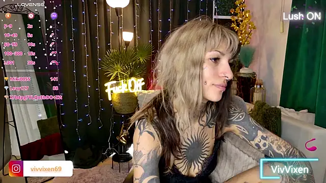 Snapshot of VivVixen chatting on May 2026 04:04:02 PM VivVixen online show from May 2026 04:04:02 PM