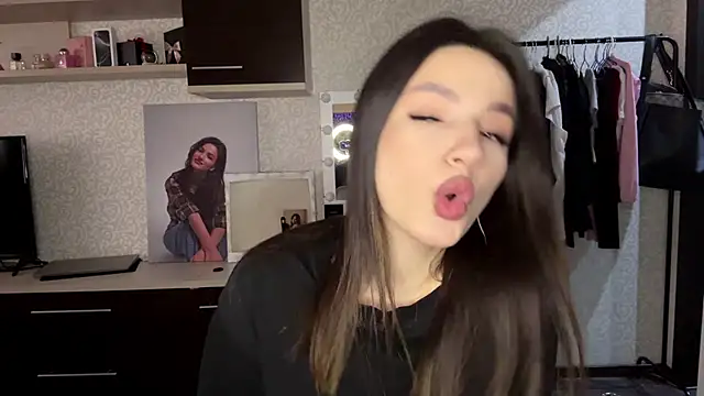 Snapshot of FlorSmalling chatting on April 2026 07:56:02 AM FlorSmalling online show from April 2026 07:56:02 AM