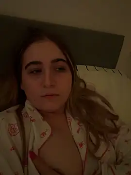 Snapshot of Taylormillie471 chatting on May 2026 11:32:02 PM Taylormillie471 online show from May 2026 11:32:02 PM