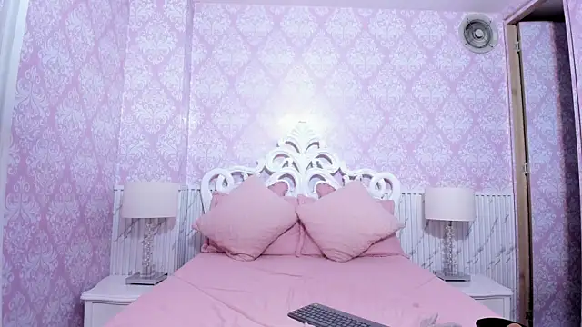 Miabloom19  online show from June 2026 11:31:01 PM