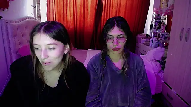 Snapshot of Blair_y_Briar chatting on May 2026 04:26:02 PM Blair y Briar online show from May 2026 04:26:02 PM