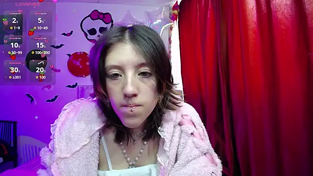 Snapshot of Blair_y_Briar chatting on June 2026 04:22:01 PM Blair y Briar online show from June 2026 04:22:01 PM