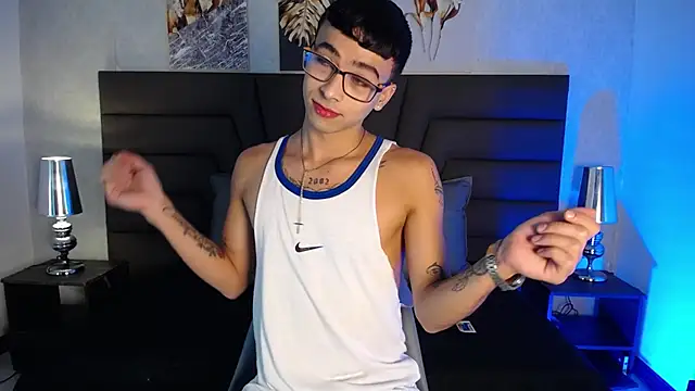 Snapshot of The_skinny_boy_ chatting on May 2026 03:55:02 AM The skinny boy online show from May 2026 03:55:02 AM