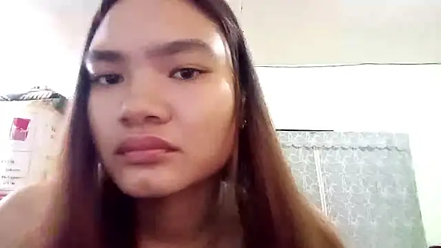 Snapshot of RenataLowa chatting on May 2026 12:05:01 AM RenataLowa online show from May 2026 12:05:01 AM
