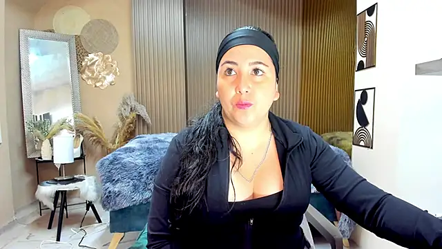 Snapshot of BBWLuxuryMuse chatting on June 2026 11:23:01 AM BBWLuxuryMuse online show from June 2026 11:23:01 AM
