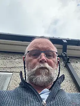 Snapshot of Moonraker64 chatting on May 2026 11:05:02 AM Moonraker64 online show from May 2026 11:05:02 AM