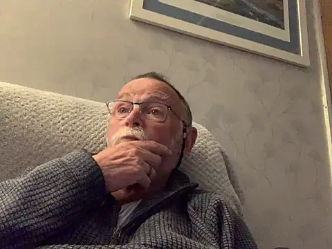 Snapshot of Moonraker64 chatting on May 2026 08:14:01 PM Moonraker64 online show from May 2026 08:14:01 PM