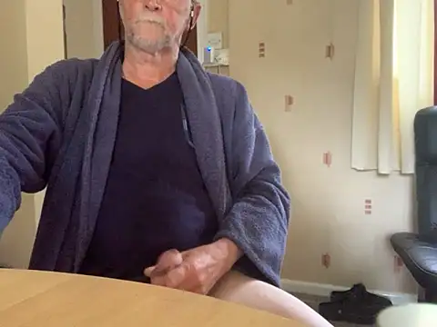 Snapshot of Moonraker64 chatting on May 2026 06:11:01 AM Moonraker64 online show from May 2026 06:11:01 AM