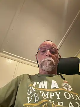 Snapshot of Moonraker64 chatting on June 2026 09:32:02 PM Moonraker64 online show from June 2026 09:32:02 PM